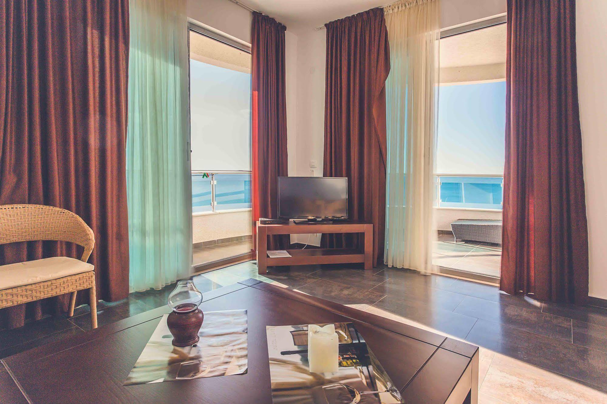 Love Live Hotel Sutomore Dış mekan fotoğraf